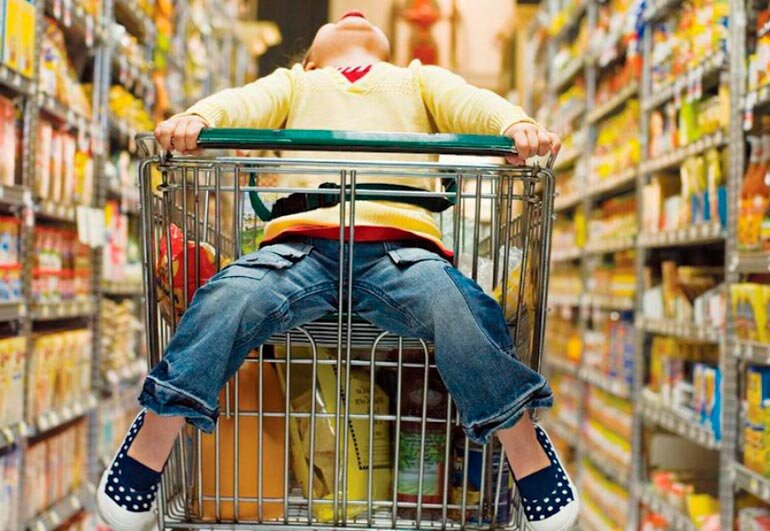 Как вести себя в магазине с ребенком, дочкой или сыном ? Всех интересует данная делема и каждый не уверен в своих действиях. Так давайте сконцентрируемся на самых простых способах решения данной проблемы.
Все мы ходили с детьми в магазин, для одних это проходило легко и беззаботно, для других сущие муки заканчивающиеся "Я больше с тобой в магазин не пойду", или " Мы тебе покупать больше нечего не будем".
Для того чтобы вы не попали в неловкое положение следуйте 3 рекомендациям.
1. Ваш ребенок очень и даже очень умный и вы это должны всегда знать. Идя в магазин обьясняйте, зачем вы туда идете, что будете покупать и ,что ему можно купить или ,что нельзя. В таком с лучае вы сократите процент истерик на 30℅.
2. Если все же Ваш ребенок хочет и то,ито,ито. То нет смысла говорить что у Вас нет денег на покупку данной игрушки, ребенку это в большенстве случая все равно, лучше скажите, что с такой игрушкой играют только лялечки, это куда более весомый аргумент.
3. Так же можно переключить его внимание на более не дорогой товар( игрушку) ссылаясь на более интересную познавательную вешь.