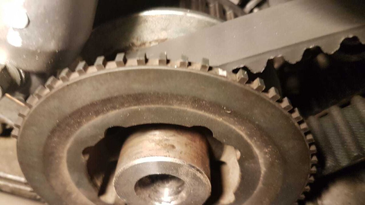 Фотография сделана на неисправном автомобиле, который не заводился как раз по причине сломанного зубца, который виден в верхней части диска