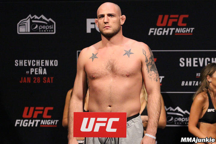 Следите за этим бойцом?