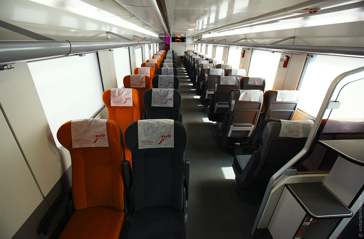 Сидячие места в двухэтажном поезде фото