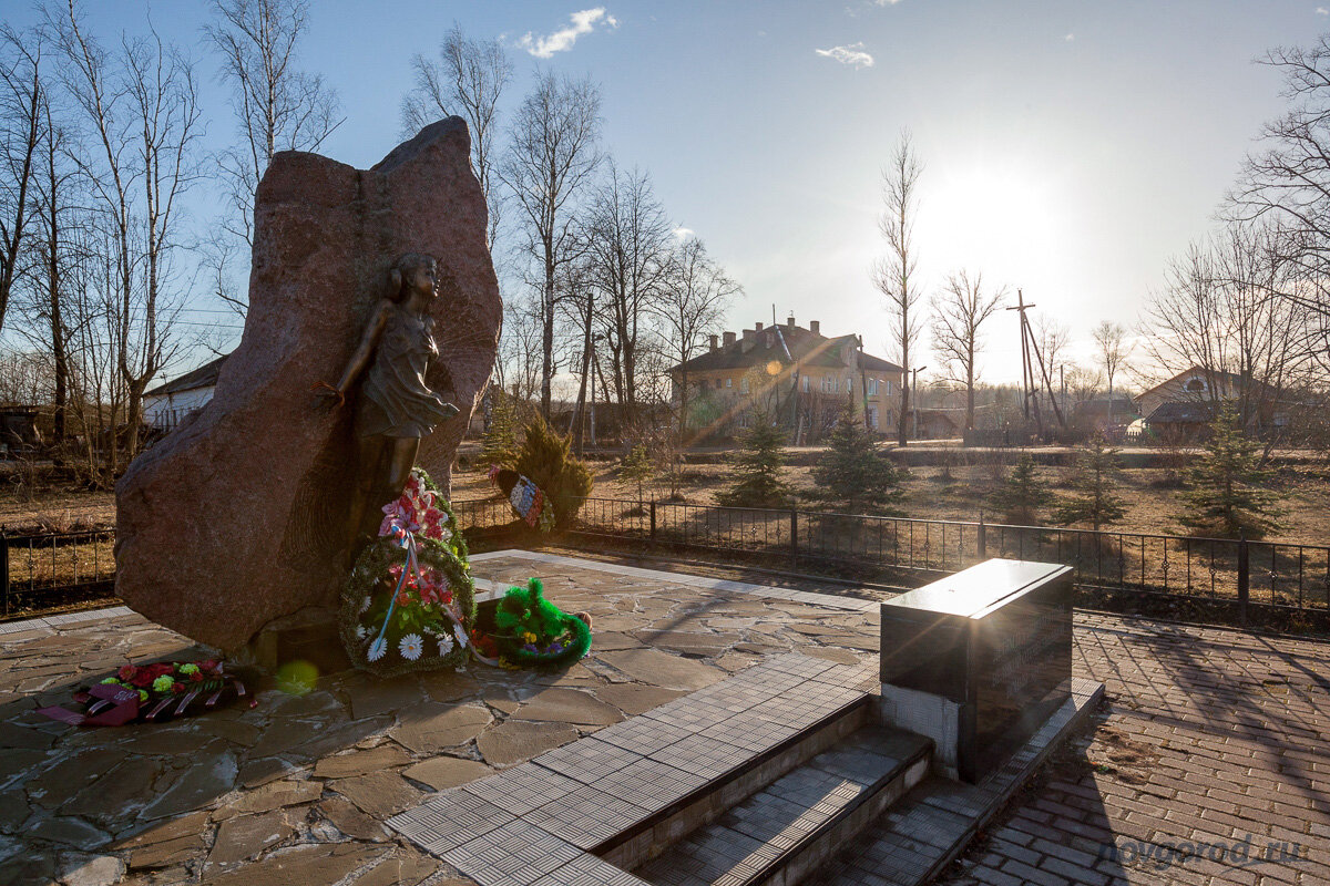 Лычково новгородская область. Лычково памятник Ленинградским детям. Мемориал "дети войны" на станции Лычково. Село Лычково Новгородской области Демянский район. Станция Лычково Обелиск погибшим детям.