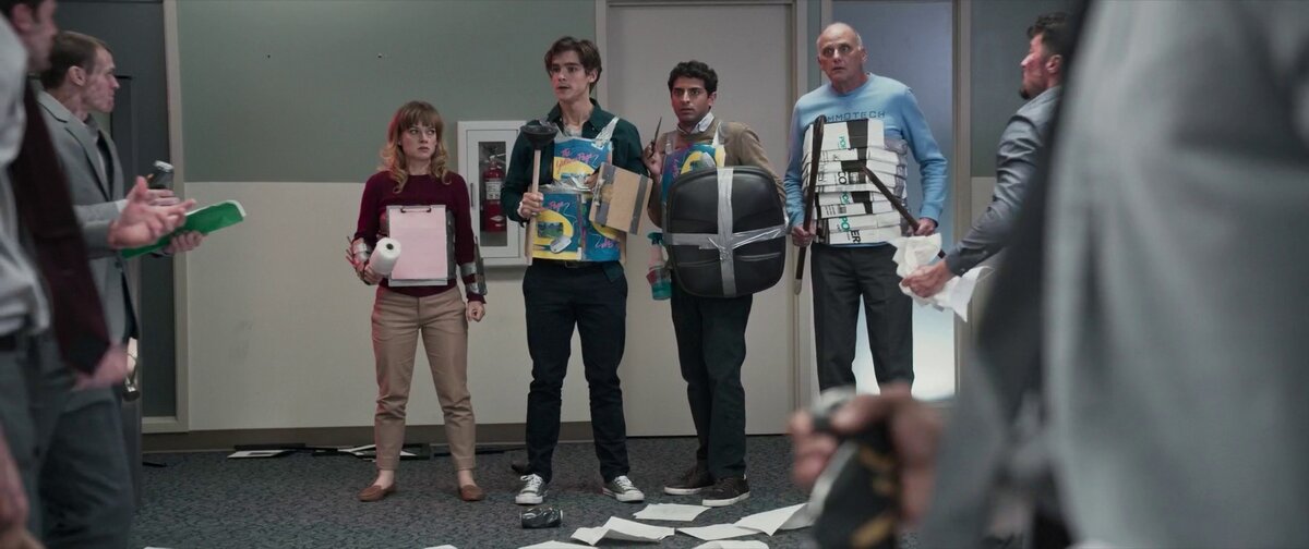 По сюжету главный герой — редкостный лодырь и раздолбай трудится бухгалтером в офисе крупной компании. В один прекрасный день, в очередной раз опоздав на работу, молодой человек осознает что пропустил весьма интересную летучку, на которой босс компании угостил подчинённых увеличивающим продуктивность энергетическим напитком. Теперь герою предстоит пережить худший день на работе с обезумевшими от чудесного энергетика коллегами.  