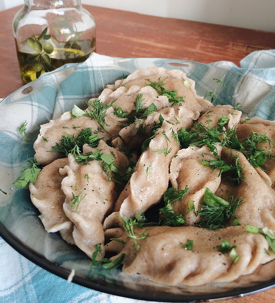 Вареники мука. Пельмени из цельнозерновой муки. Пельмени с капустой. Вареники из цельнозерновой муки. Ржаные пельмени.