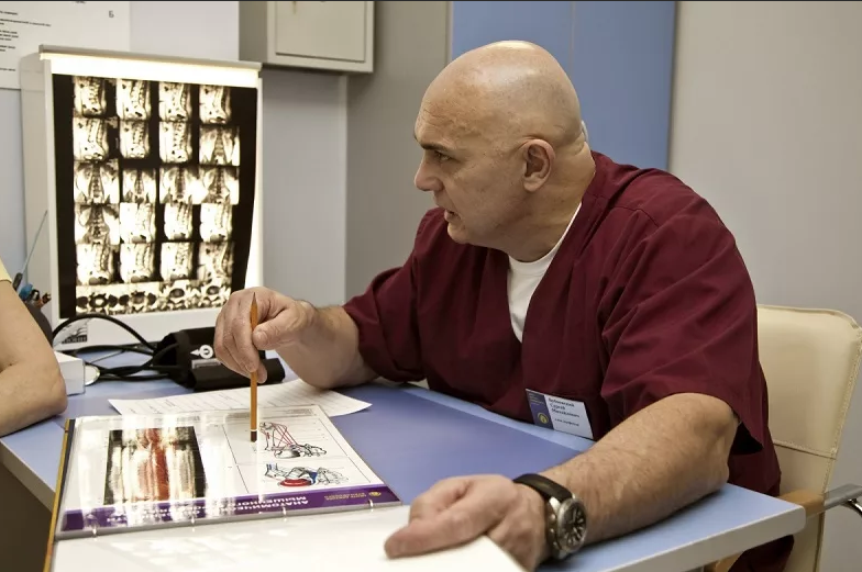 Бубновский Сергей Михайлович. Доктор медицинских наук.  Родился в 1955 году. В возрасте 22 лет попал в страшную автокатастрофу, перенес клиническую смерть и чудом выжил. Стал инвалидом 2 группы, но не сдался и поступил в медицинский вуз. Разработал собственную методику, благодаря которой встал на ноги. 27 лет Сергей провел на костылях, а в итоге полностью восстановил подвижность суставов. 