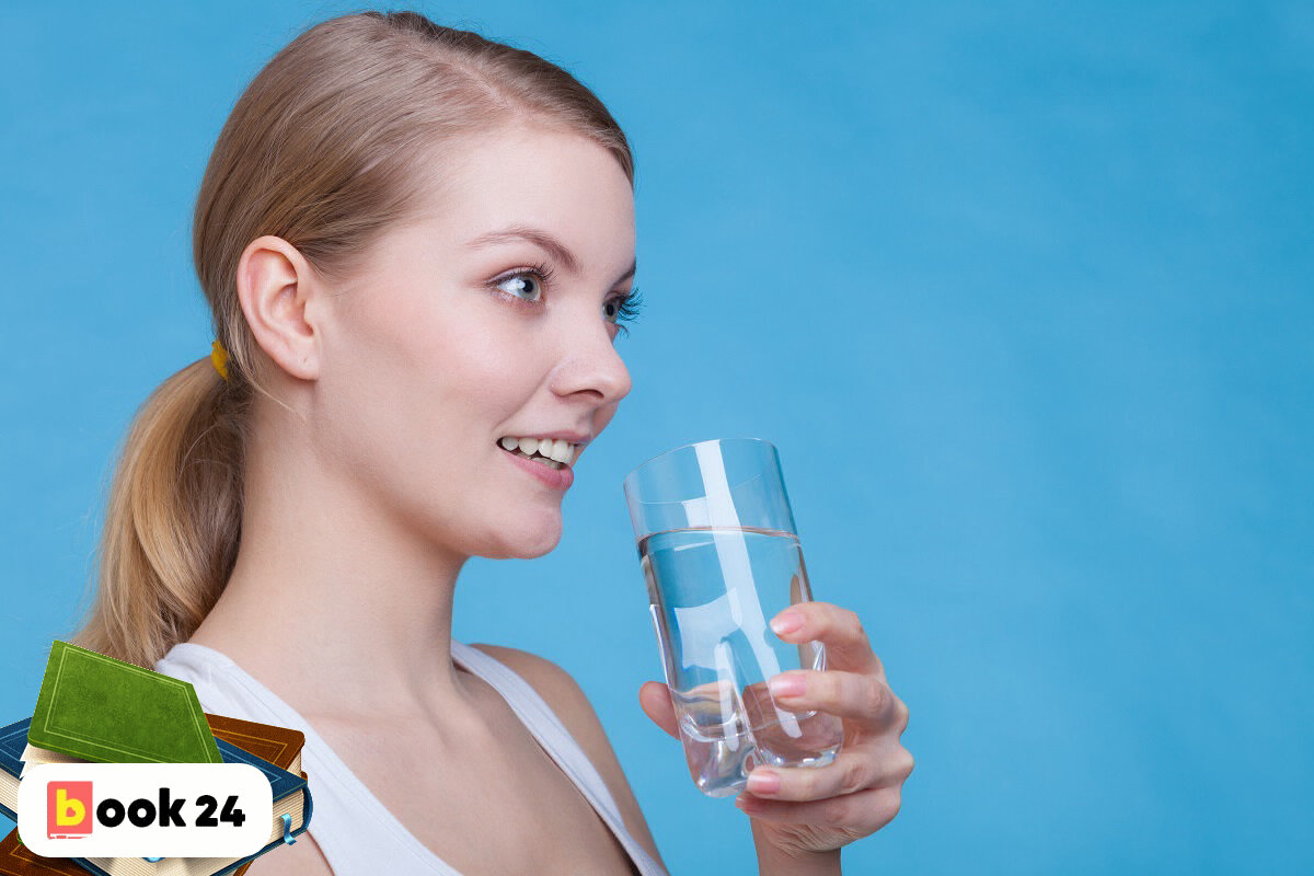 Зачем пьют стакан воды. Пить воду. Девушка со стаканом воды. Стакан теплой воды. Девочка со стаканом воды.