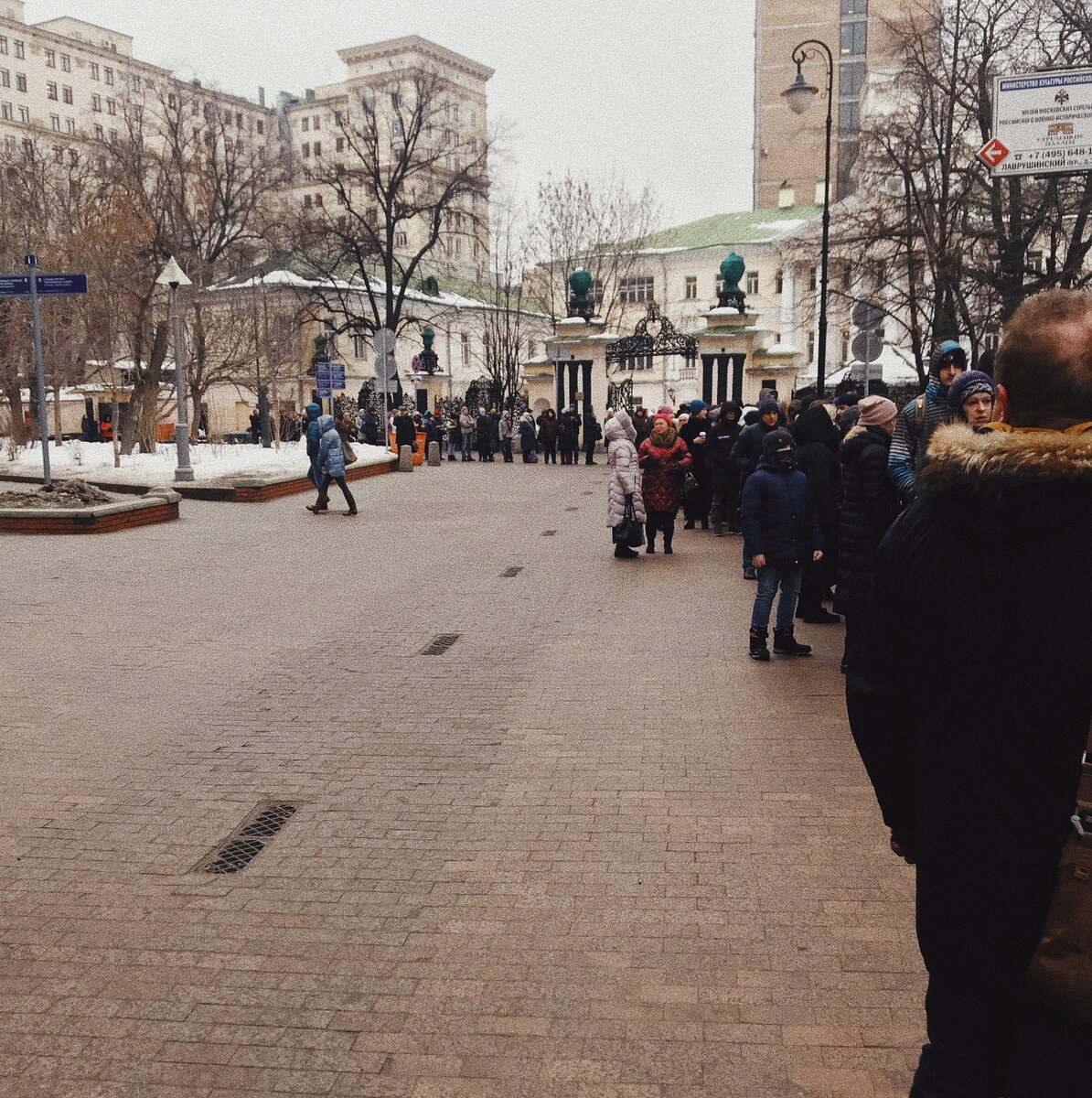 Очередь в Третьяковскую галерею в 10 утра.