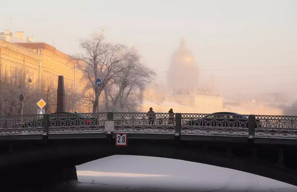 Поцелуев мост Питер. Поцелуев мост в Санкт-Петербурге зимой. Вид с Поцелуева моста на Исаакиевский собор. Фото Поцелуева моста в Санкт-Петербурге.