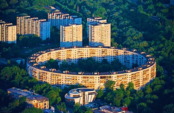 "Круглый" дом на улице Довженко.