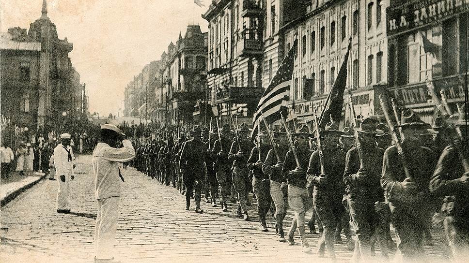 Американские войска во Владивостоке. Помощь от них белым была довольно скромной. Во Владивостоке американцы высадились, в основном, чтобы контролировать действия японцев, а также их задачей, как и задачей других подразделений Антанты в Мурманске и Архангельске, было контролировать важный в стратегическом отношении порт, в котором находились военные грузы, предназначавшиеся для русской армии, но которые могли попасть в руки к немцам. Вот и вся "интервенция". 