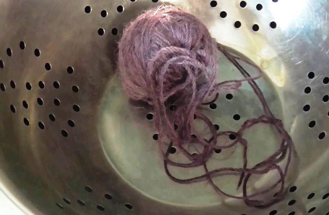 Как распрямить пряжу после распускания. Как выпрямить пряжу после распускания изделия. Выпрямить пряжу после распускания в микроволновке. Распущенная пряжа. Как распрямить пряжу после распускания.