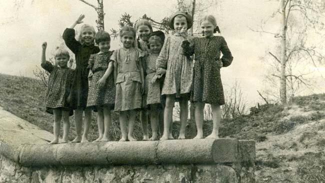 Девчонки из дома 2 по улице Осипенко. Озеро Водокачка, на парапете водопада (1950 год) ФОТО: НИКОЛАЙ ГАРАШИН / PASTVU.COM