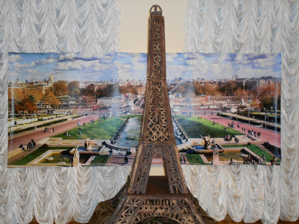 Вес этой башни 45 кг. Изготовлена из черного шоколада и пищевого золочения