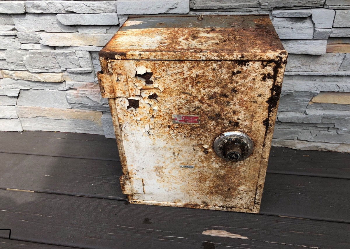 сломанный ящик. ящик для инструментов пассат б3. сломанный деревянный ящик. сломанный ящик. разбитый старый деревянный ящик.