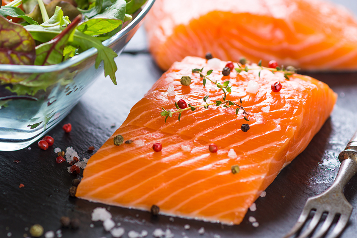 Старайтесь отдавать предпочтение жирным сортам рыбы.