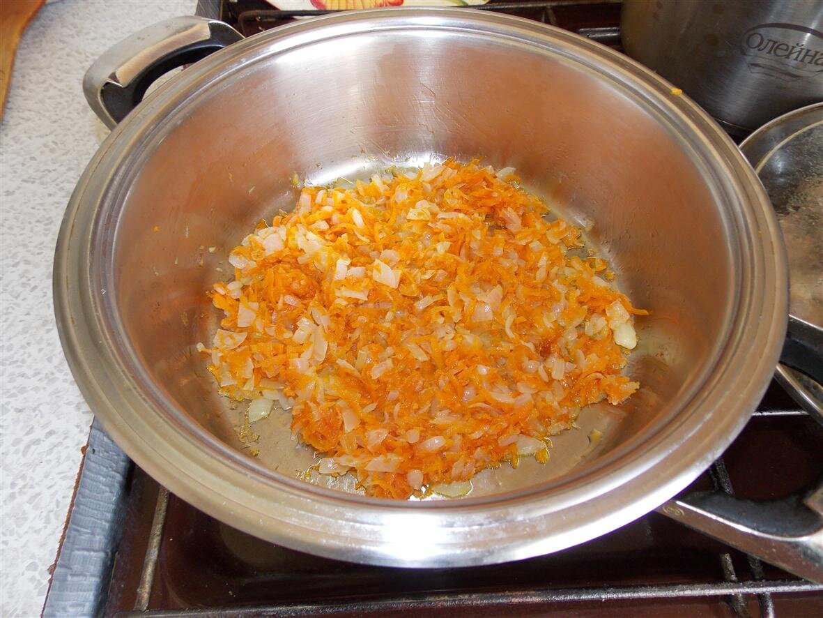 В пережарку можно добавить половину клубня картошки, предварительно нарезав как для супа. Это действие чуть добавит вкуса готовому блюду.