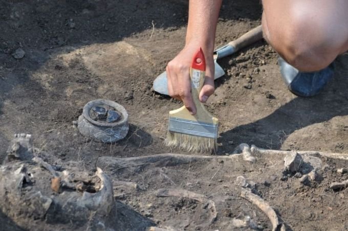 Археологи изучают погребение скифов. Фото: old.archeo-news.ru. 