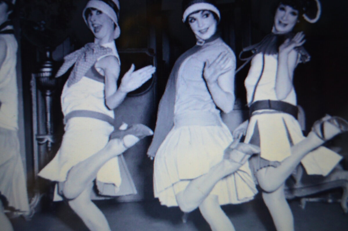 Такие танцы с явным эротическим уклоном попадали под прямой запрет танцевальных цензоров. 