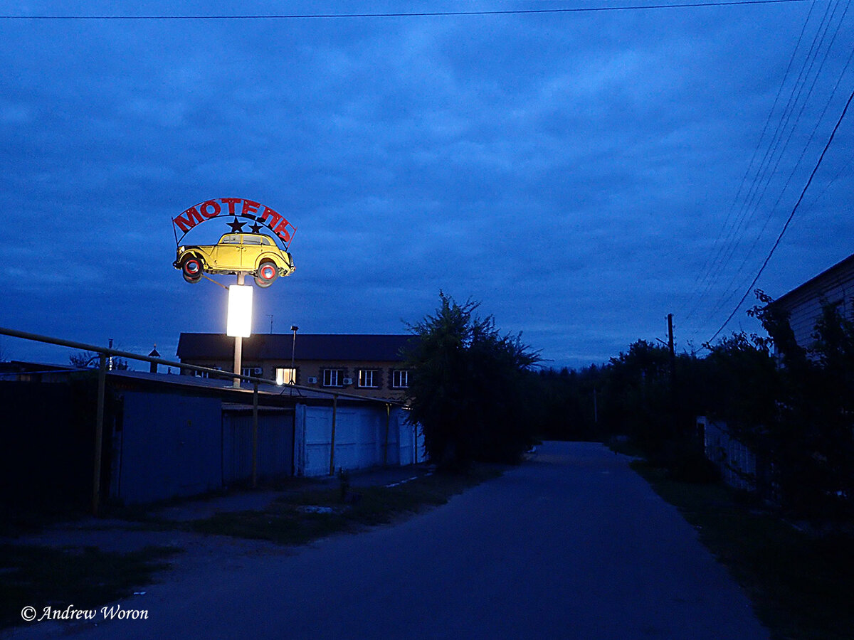 Улочка, которая выводит за город, на луговину у реки