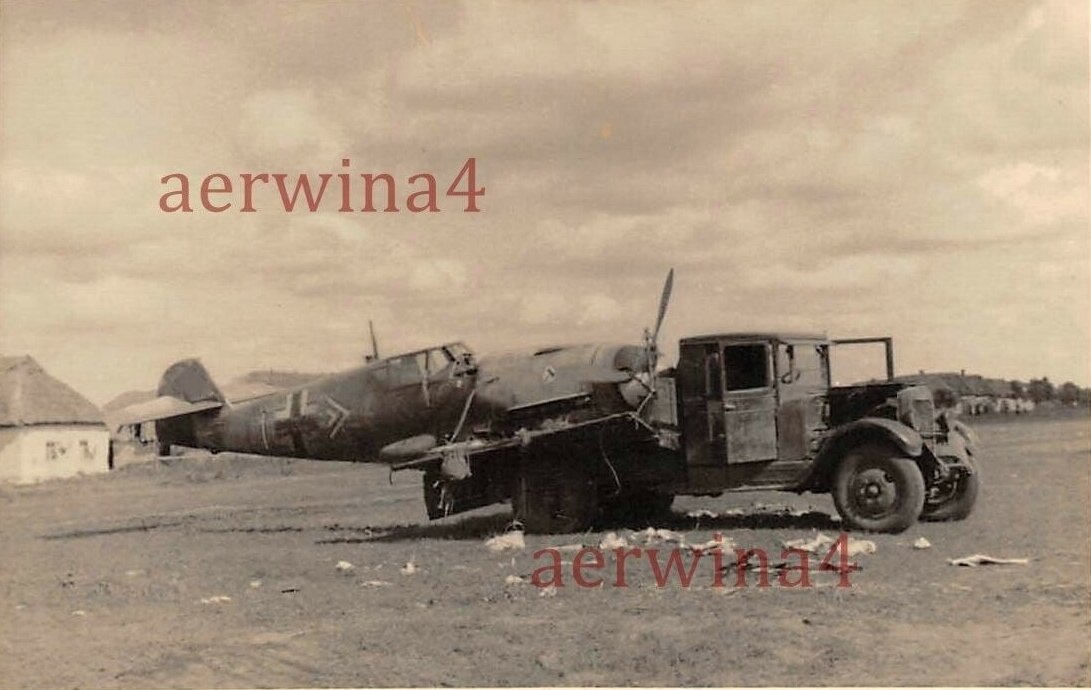 Известный эпизод. Бывали фото. Но вот чего я не понял до сих пор, так это то, кто хотел увезти "мессера"? Это Красная Армия хотела умыкнуть немецкий литак, а немцы настигли и отобрали свое, или немцы используют трофейную "трехтонку"? Как-то много всякого вокруг валяется, похоже скорее на первое.