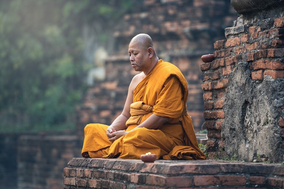https://cdn.pixabay.com/photo/2016/11/08/05/22/buddhist-1807526_960_720.jpg
