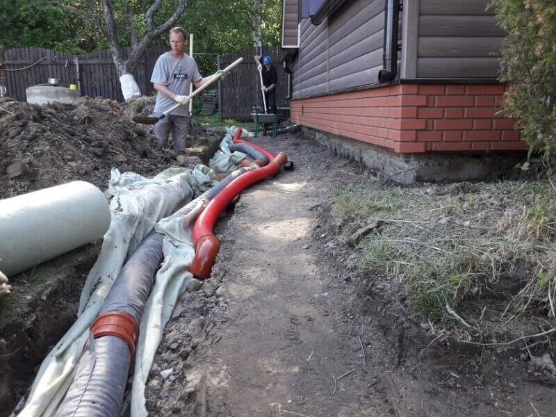 Укладка дренажных труб в траншеи