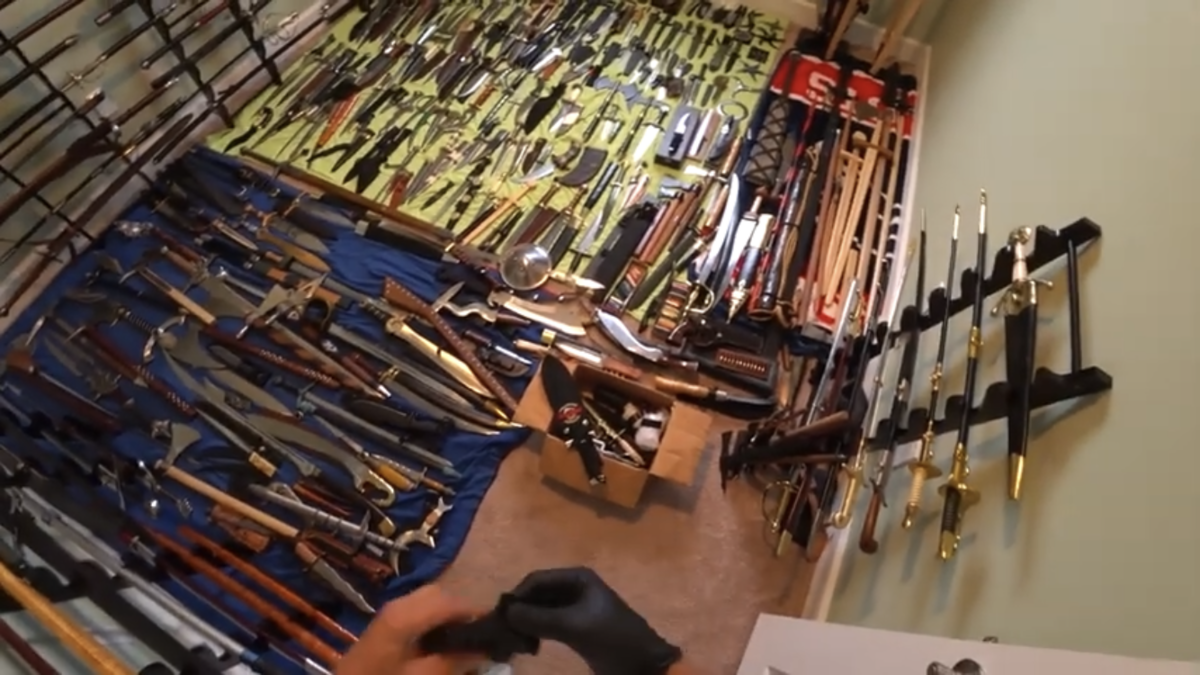 Коллекция холодного оружия.