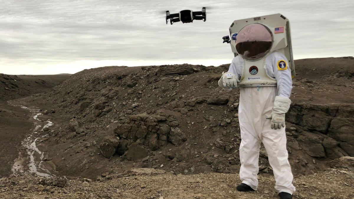 Испытатели управляли дронами с помощью интерфейса, встроенного в скафандр. Иллюстрация Haughton-Mars Project.