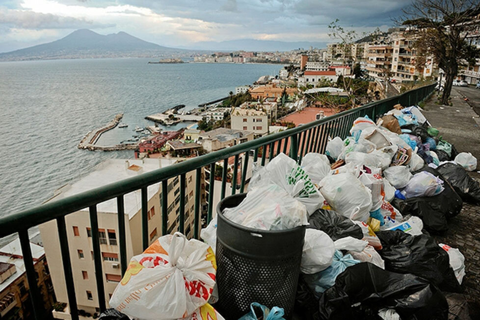 Основные экологические проблемы франции. Неаполь грязный город. Мусорный город.