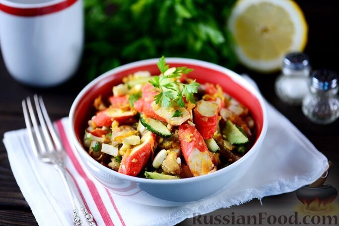 крабовые палочки, морковь, лук репчатый, шампиньоны, огурцы свежие, огурцы солёные, яйцо куриное, петрушка, соль, перец чёрный молотый, сок лимонный, масло растительное