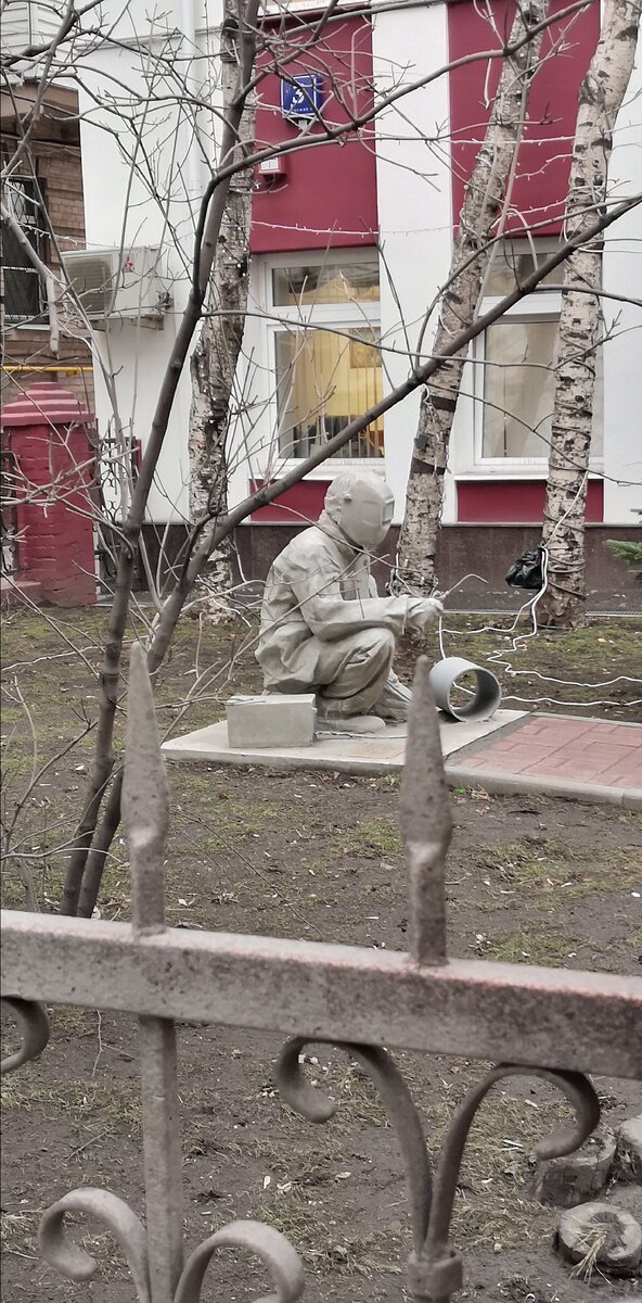 Загляните через ограду