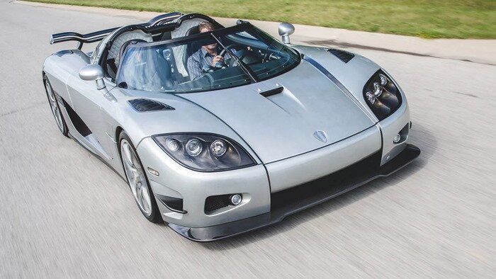 Koenigsegg CCXR Trevita — 4 800 000 $ Фото Koenigsegg CCXR TrevitaЦена в рублях: 318 388 320 руб.

«Тревита» — это шведская аббревиатура, означающая «три белых». Это относится к сверкающему серебристо-белому углеродному волокну, которое было разработано специально для этого автомобиля. Углеродные волокна покрыты смолой, пропитанной алмазной пылью, что придает кузову автомобиля поистине царственный вид. А под алмазным покрытием находится двигатель V8 с двойным наддувом объемом 4,8 литра и общей мощностью 1004 л.с.

Из-за сложного и трудоемкого производственного процесса трансформации углеродных волокон, только два уникальных алмазных суперкара «увидели» белый свет.