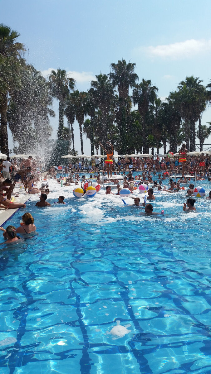 в день нашего отъезда в бассейне была пенная дискотека