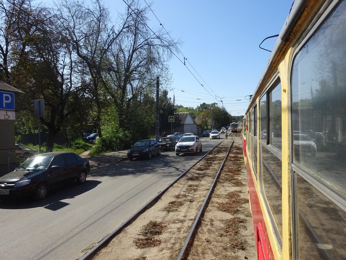 Трамвайными линиями Орла, навстречу следует единственный вагон 71-405