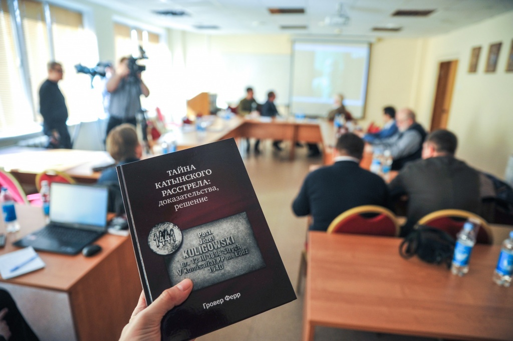 В Твери презентовали книгу Гровера Ферра «Тайна Катынского расстрела: доказательства, решение»