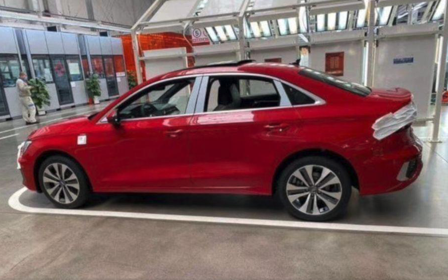 В списке оснащения A3 указаны спортивная подвеска (предусмотрена в пакете S Line), адаптивные амортизаторы, виртуальная приборная панель диагональю 12,3 дюйма и 10,5-дюймовый центральный экран мультимедийной системы.