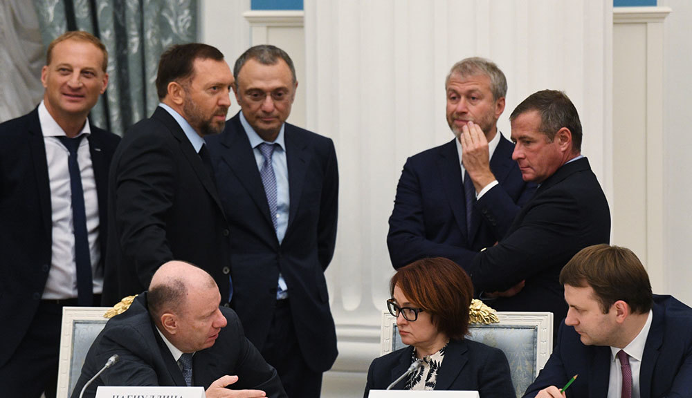 Председатель правления корпорации «Баркли» Леонид Казинец, член совета директоров «Русала» Олег Дерипаска, предприниматели Сулейман Керимов, Роман Абрамович и председатель совета директоров ЕСН Григорий Березкин, председатель правления «Норильского никеля» Владимир Потанин, председатель ЦБ Эльвира Набиуллина и помощник президента РФ  Максим Орешкин (слева направо)