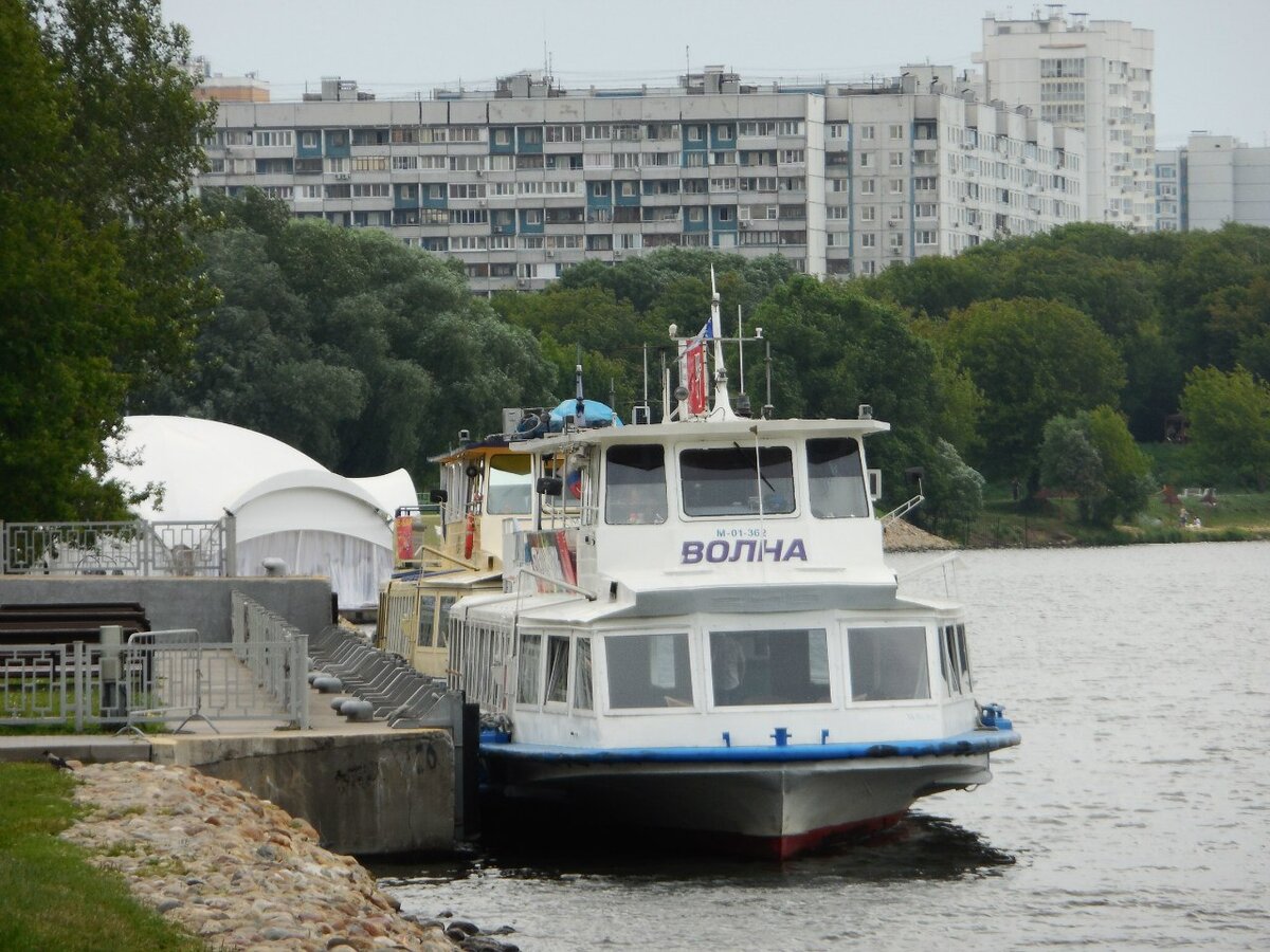 Один из самых распространенных в России речных трамвайчиков - теплоход типа Москва. Этот именной, с постройки носит название Волна.