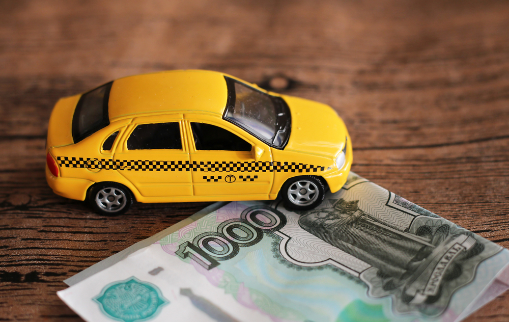 Деньги шофера. Деньги в авто водитель. Деньги шофера. Водитель и пассажир. Злой водитель маршрутки.