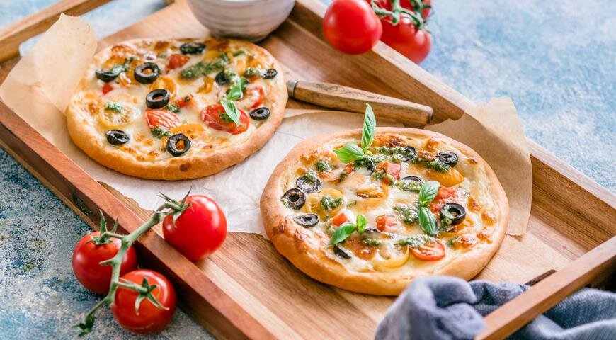  
Что получится, если объединить белорусскую кухню и итальянскую? Вот вам вариант – картофельные мини-пиццы. Выглядит аппетитно, звучит необычно.