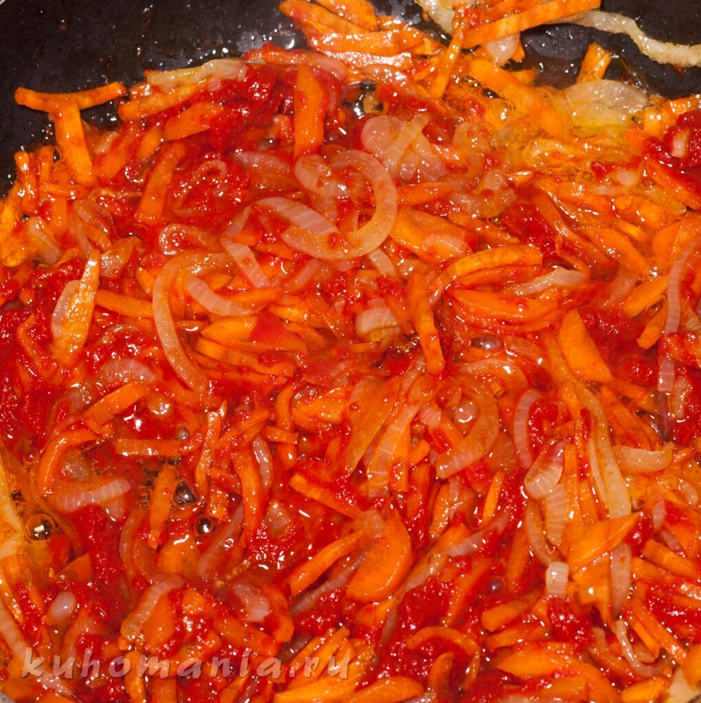 Овощи с томатной пастой на сковороде. Обжарить лук с морковью и томатной пастой. Пассированные лук и морковь с томатом. Макароны с морковкой и томатном пастом. Лук пассировать с томатной пастой.