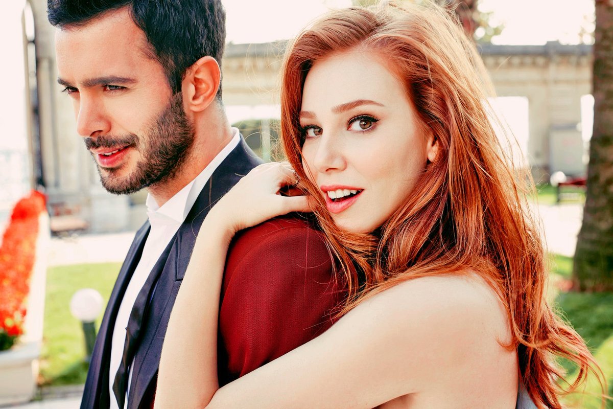 На фото главные герои фильма "Время счастья"- Эльчин Сангу и Барыш Ардуч. 