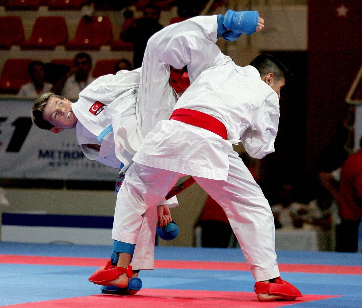 Найди карате. Каратэ WKF кумитэ. Каратэ WKF дети. Karate WKF дети. Каратэ кумитэ дети.