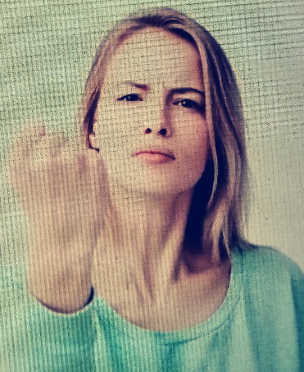 "... а дальше послышался хруст, и зеркало бокового вида повисло на сломанном креплении..." 