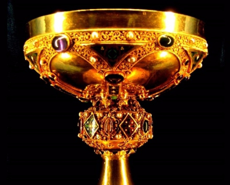 Золотая чаша 1. Чаша Святой Грааль. Золотая чаша Грааль. Священный Грааль — чаша. Святой Грааль Иисуса Христа.