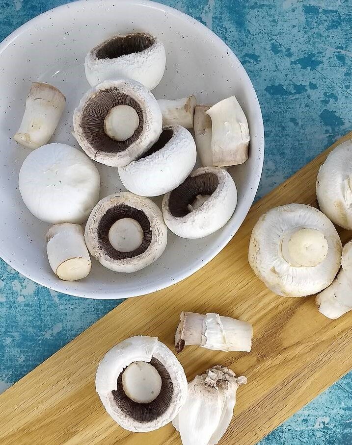 Шампиньоны подойдут как свежие, так и маринованные