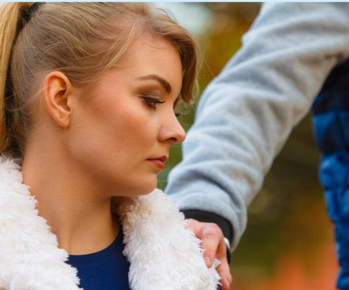 Все, кто любит, ревнует, но все справляются с этим в отношениях по разному...