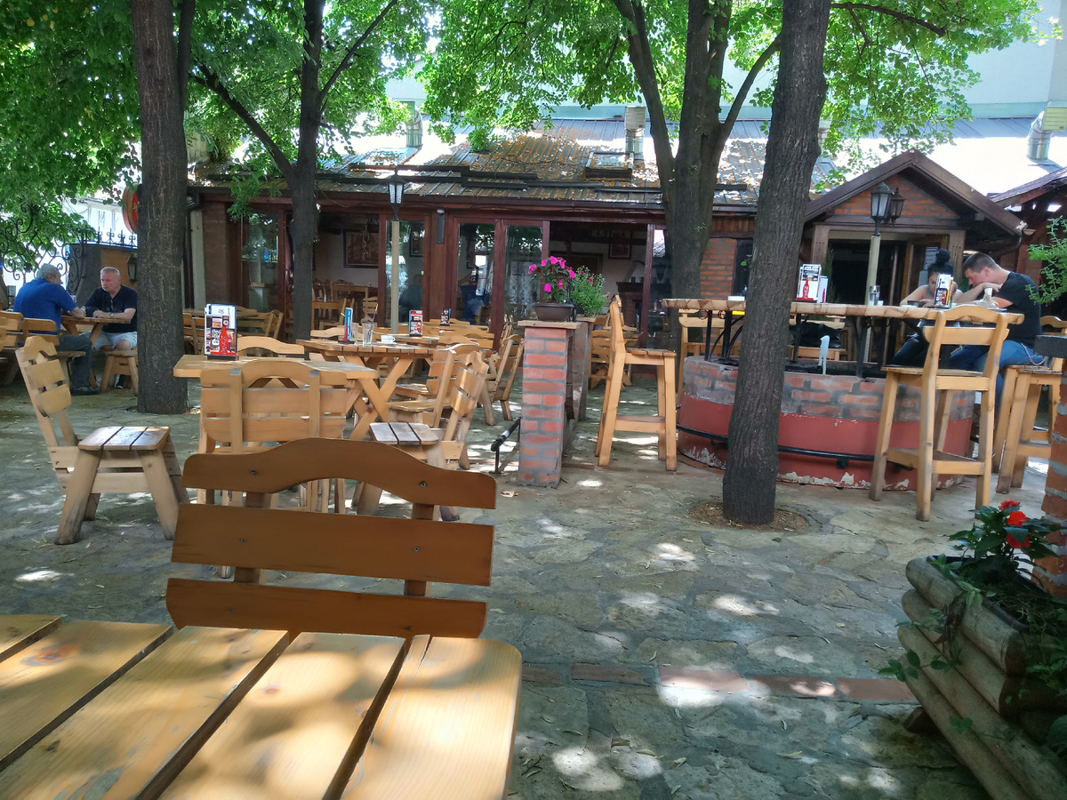 Маленькое уютное уличное сербское кафе