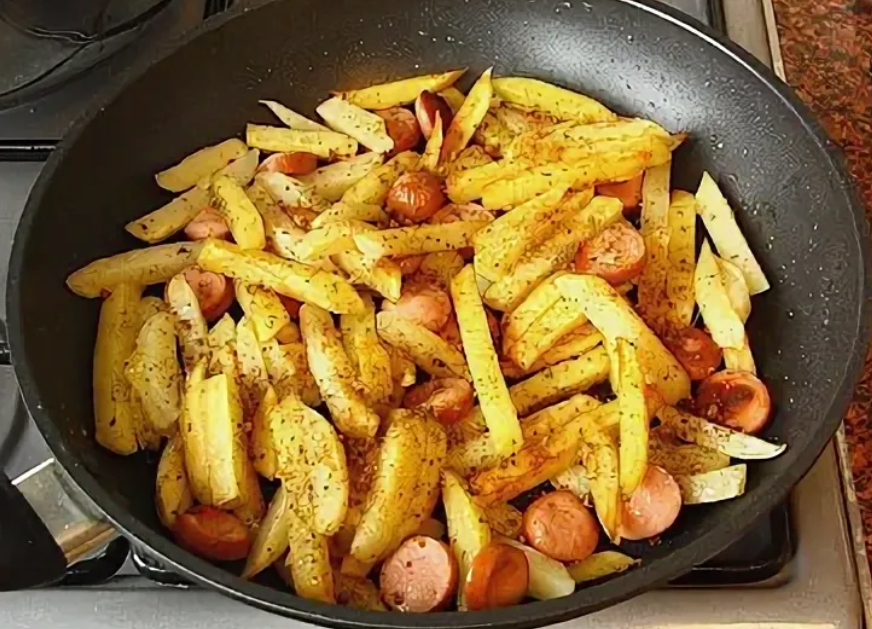 Как делать картошку на сковороде. Жареная картошка с сосисками. Жареный картофель с сосисками. Жареная картошка с сардельками. Жареная картошка с сосисками на сковороде.