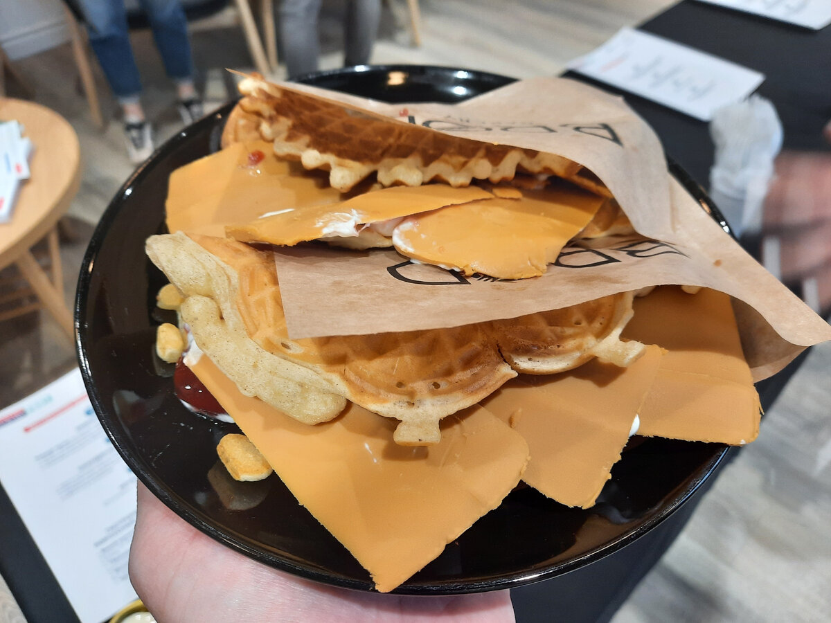 Вафли с норвежским коричневым сыром из пекарни Brød. Если не знаете, что это за брюнуст такой, то попробуйте обязательно.