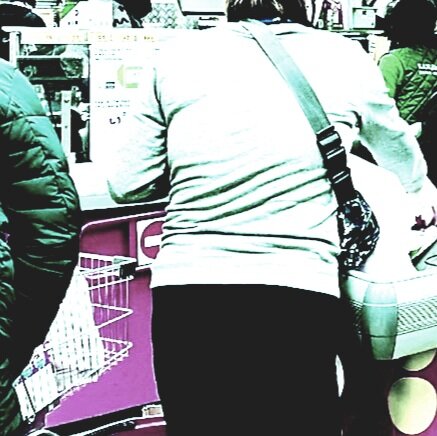 У продавца-кассира в"Пятерочке" зарплата 37 447 "рублев")